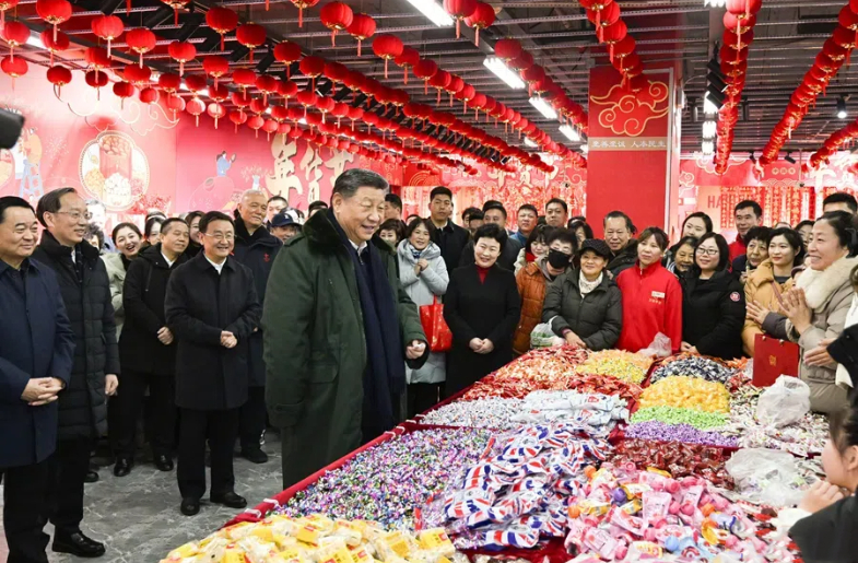 習近平察看春節市場供應：希望你們的生活像糖果一樣甜甜美美