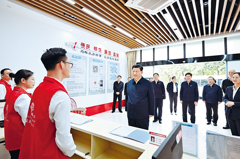　2023年12月14日至15日，中共中央總書記、國家主席、中央軍委主席習近平在廣西考察。這是14日上午，習近平在南寧市良慶區(qū)蟠龍社區(qū)黨群服務(wù)中心考察。 新華社記者 燕雁/攝