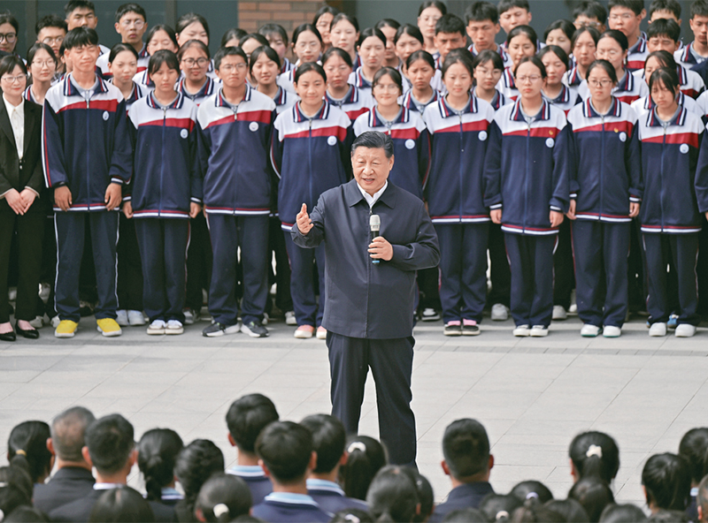 2024年6月18日至19日，中共中央總書記、國家主席、中央軍委主席習近平在青?？疾?。這是18日下午，習近平在果洛西寧民族中學考察時，同師生們親切交流。 新華社記者 岳月偉/攝